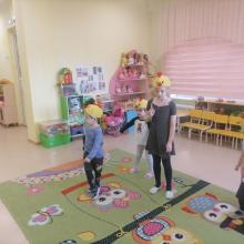 театрализованная игра "Лисичка и цыплята" цыплята прячутся от лисы, а курица их прячет