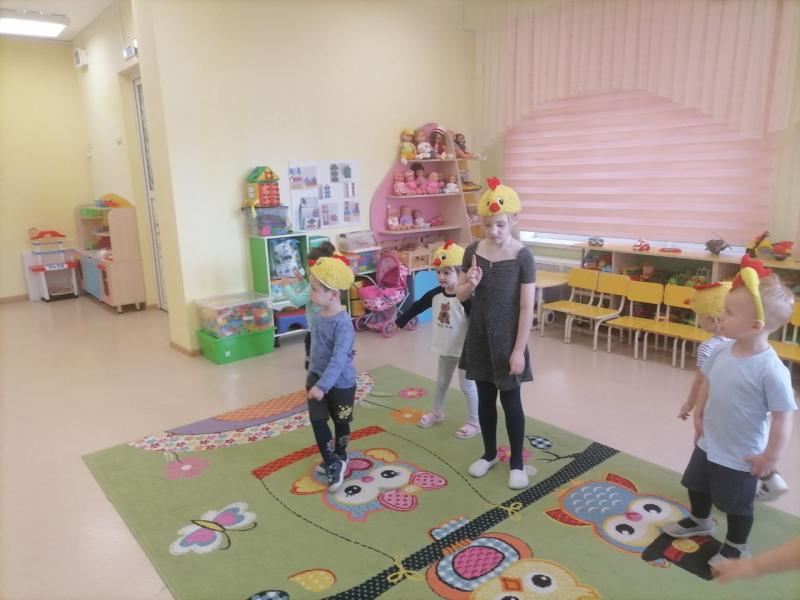 театрализованная игра "Лисичка и цыплята" цыплята прячутся от лисы, а курица их прячет