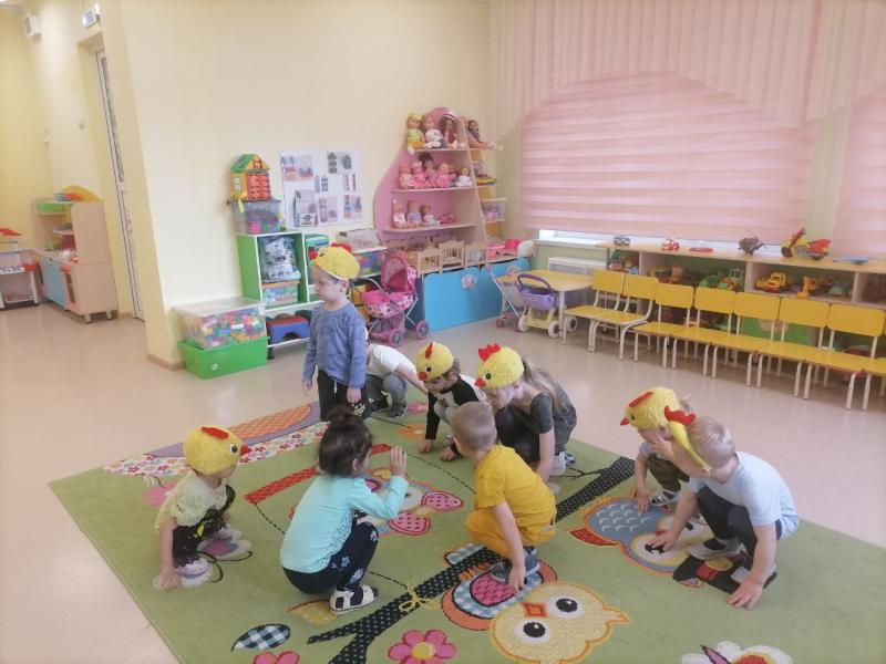 театрализованная игра "Лисичка и цыплята" цыплята прячутся от лисы, а курица их прячет