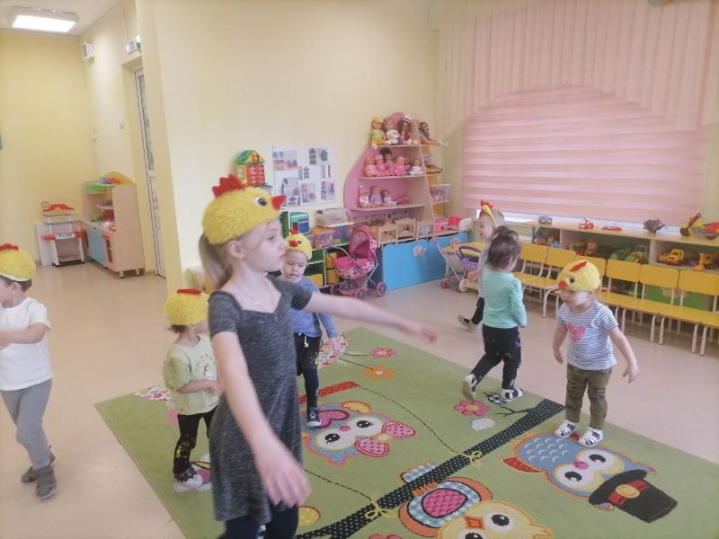 театрализованная игра "Лисичка и цыплята" цыплята прячутся от лисы, а курица их прячет